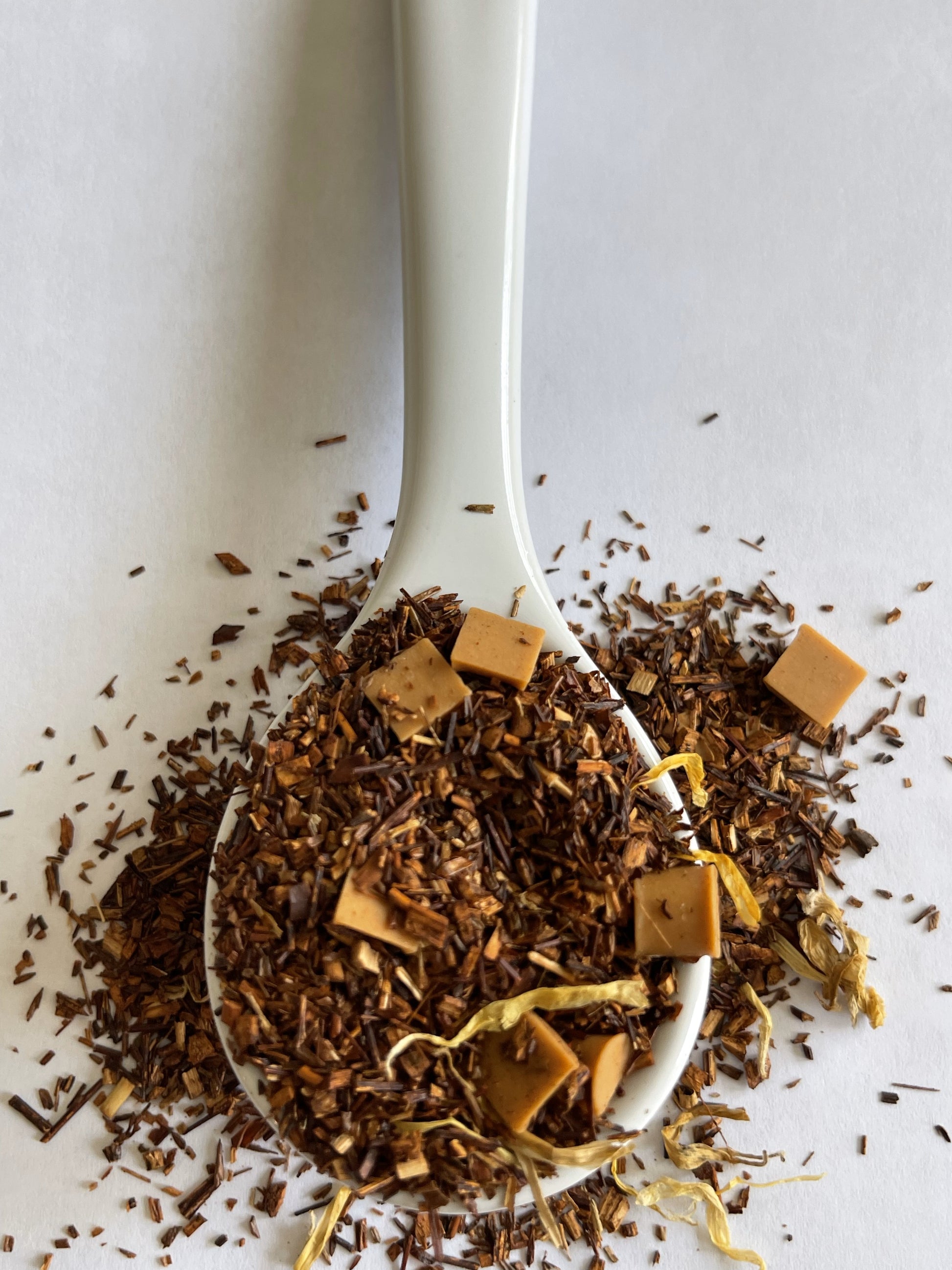 Herbal tea blend with rooibos, caramel, marigold petals, and natural vanilla flavors.